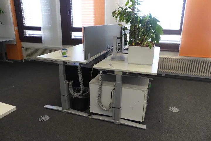 2x Elektrisch höhenverstellbarer Schreibtisch mit 2x Schreibtischcontainer und Trennwand Maße in cm ca. 200 x 80